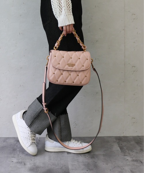 Guess(ゲス)の「GUESS/ゲス スタッズキルトフラップ付ショルダーTRIANA Flap Shoulder Bag(ショルダーバッグ・レディース・ベージュ/ブラック・FREE)」の7枚目の写真