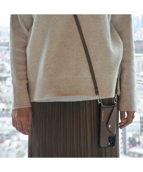 BANDOLIER(バンドリヤー)の「【BANDOLIER】DONNA SIDE SLOT DARK TAUPE/iPhone 12 /12Pro / iPhone 13 / iPhone 13 Pro 対応ケース(スマホケース/カバー・レディース・ベージュ系その他7/ベージュ系8・FREE)」の12枚目の写真