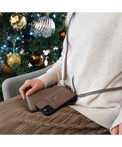 BANDOLIER(バンドリヤー)の「【BANDOLIER】DONNA SIDE SLOT DARK TAUPE/iPhone 12 /12Pro / iPhone 13 / iPhone 13 Pro 対応ケース(スマホケース/カバー・レディース・ベージュ系その他7/ベージュ系8・FREE)」の5枚目の写真