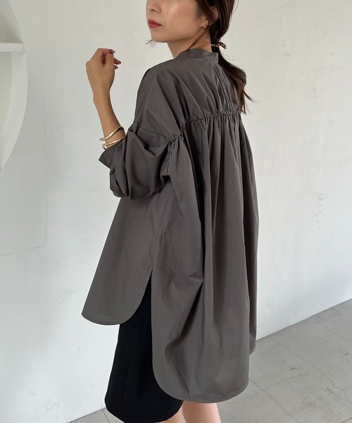 CAPRICIEUX LE'MAGE（カプリシューレマージュ）の「ヨークギャザーシャツ（シャツ/ブラウス・レディース・ホワイト/チャコールグレー/グリーン・FREE）」の2枚目の写真