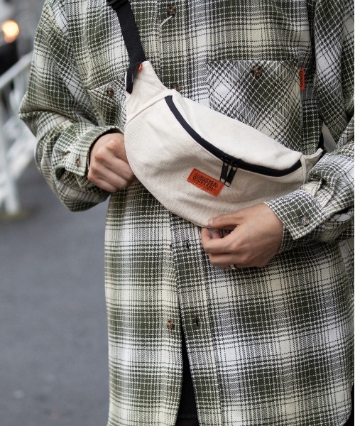 UNIVERSAL OVERALL（ユニバーサルオーバーオール）の「ユニバーサルオーバーオール スーベニアコットンウエストバッグ（トートバッグ・メンズ・ブラック/ホワイト・F）」の12枚目の写真