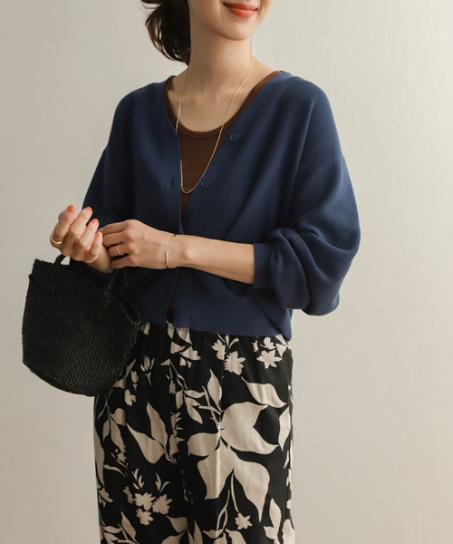 URBAN RESEARCH DOORS（アーバンリサーチドアーズ）の「ガーター編みコクーンショートカーディガン（ニット/セーター・レディース・ブラック/ベージュ/ブルー・MEDIUM）」の19枚目の写真