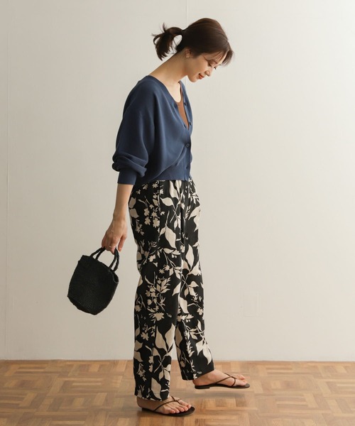 URBAN RESEARCH DOORS（アーバンリサーチドアーズ）の「ガーター編みコクーンショートカーディガン（ニット/セーター・レディース・ブラック/ベージュ/ブルー・MEDIUM）」の13枚目の写真