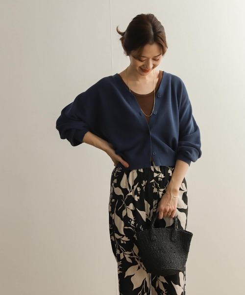 URBAN RESEARCH DOORS（アーバンリサーチドアーズ）の「ガーター編みコクーンショートカーディガン（ニット/セーター・レディース・ブラック/ベージュ/ブルー・MEDIUM）」の20枚目の写真