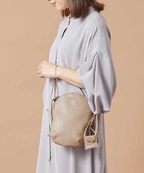 toleur（トーラ）の「【toleur】11813 カウレザーミニサコッシュバッグ ※（ショルダーバッグ・レディース・グレイッシュベージュ/ラベンダー/ブラック・FREE）」の2枚目の写真