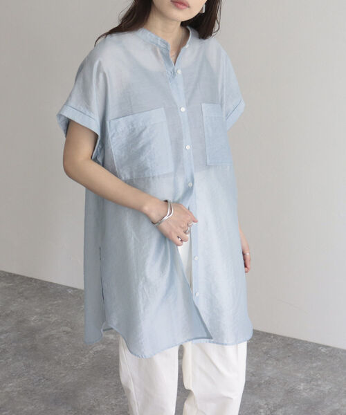 fredy emue（フレディエミュ）の「シアーバンドカラーフレンチシャツ（シャツ/ブラウス・レディース・オフホワイト/サックスブルー/ブラック/グレイッシュベージュ・38）」の4枚目の写真