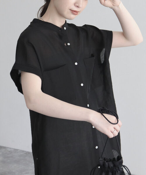 fredy emue（フレディエミュ）の「シアーバンドカラーフレンチシャツ（シャツ/ブラウス・レディース・オフホワイト/サックスブルー/ブラック/グレイッシュベージュ・38）」の2枚目の写真