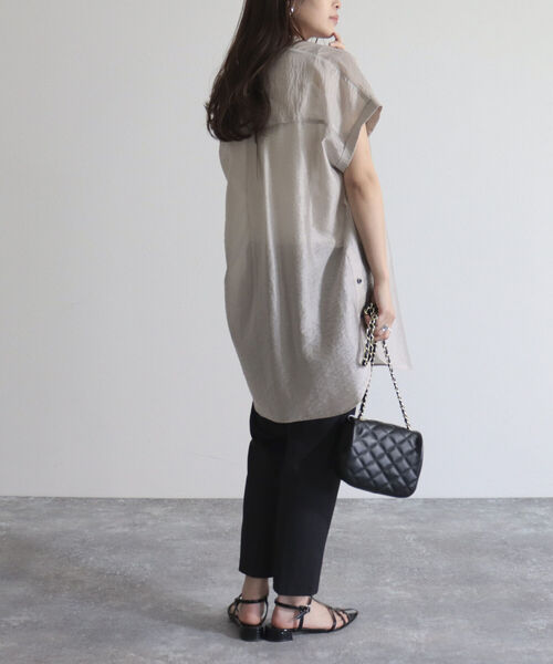 fredy emue（フレディエミュ）の「シアーバンドカラーフレンチシャツ（シャツ/ブラウス・レディース・オフホワイト/サックスブルー/ブラック/グレイッシュベージュ・38）」の15枚目の写真