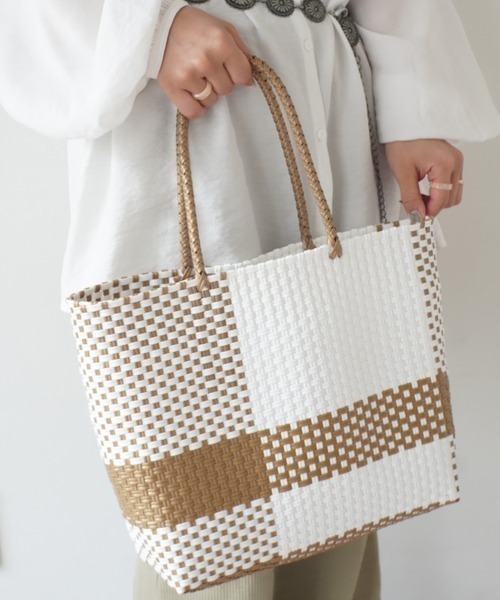 PRODUCTY WARRANTY（プロダクティワランティ）の「【Producty warranty】メルカドバック-M（かごバッグ・レディース・ブラック×ゴールド/ホワイト×ゴールド/ブラック系その他2/ブラック系その他3/ホワイト×ブルー/ブラック×ホワイト/ブラック系その他/ベージュ/ホワイト/ブラック・FREE）」の3枚目の写真
