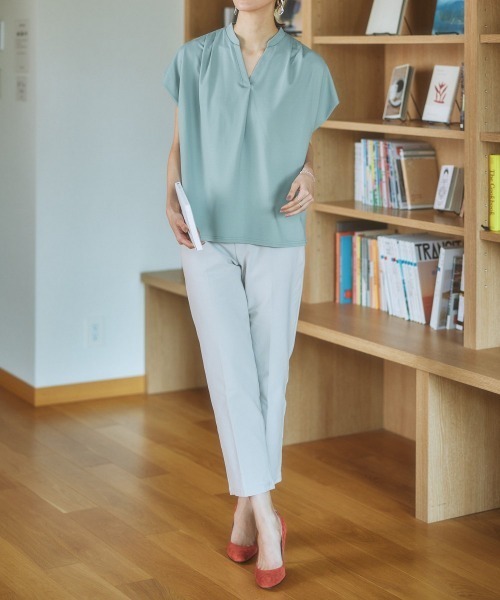 7days Life Styling（セブンデイズライフスタイリング）の「【ひんやり接触冷感】シルケット加工フレンチスリーブキーネックカットソートップス（脇シェード付）（Tシャツ/カットソー・レディース・ネイビー/ミント/オフホワイト/ライトベージュ/ラベンダー・L/LL/M/3L/S）」の6枚目の写真