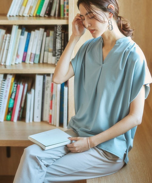 7days Life Styling（セブンデイズライフスタイリング）の「【ひんやり接触冷感】シルケット加工フレンチスリーブキーネックカットソートップス（脇シェード付）（Tシャツ/カットソー・レディース・ネイビー/ミント/オフホワイト/ライトベージュ/ラベンダー・L/LL/M/3L/S）」の19枚目の写真