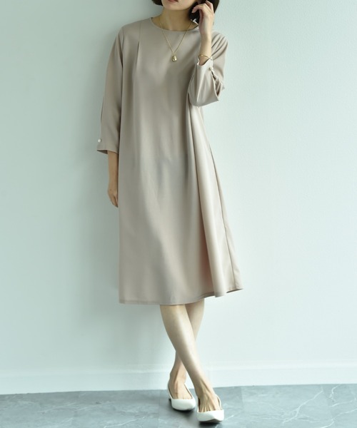 INTERPLANET（インタープラネット）の「カットジョーゼッバックプリーツワンピース（ワンピース・レディース・ピンク/ブラック/グレイッシュベージュ・FREE）」の3枚目の写真