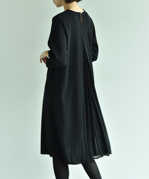 INTERPLANET（インタープラネット）の「カットジョーゼッバックプリーツワンピース（ワンピース・レディース・ピンク/ブラック/グレイッシュベージュ・FREE）」の2枚目の写真