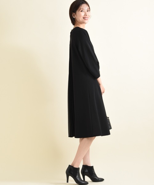 INTERPLANET（インタープラネット）の「カットジョーゼッバックプリーツワンピース（ワンピース・レディース・ピンク/ブラック/グレイッシュベージュ・FREE）」の7枚目の写真