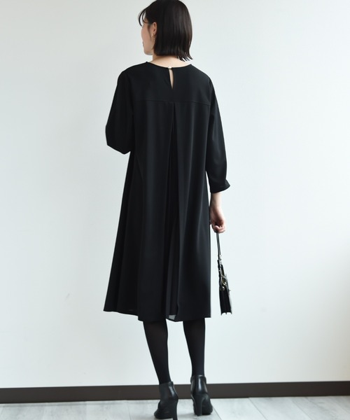 INTERPLANET（インタープラネット）の「カットジョーゼッバックプリーツワンピース（ワンピース・レディース・ピンク/ブラック/グレイッシュベージュ・FREE）」の19枚目の写真