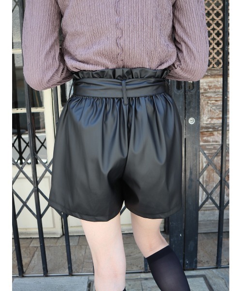 CECIL McBEE(セシルマクビー)の「ベルト付きフェイクレザーショートパンツ(その他パンツ・レディース・ブラック・MEDIUM/LARGE)」の3枚目の写真