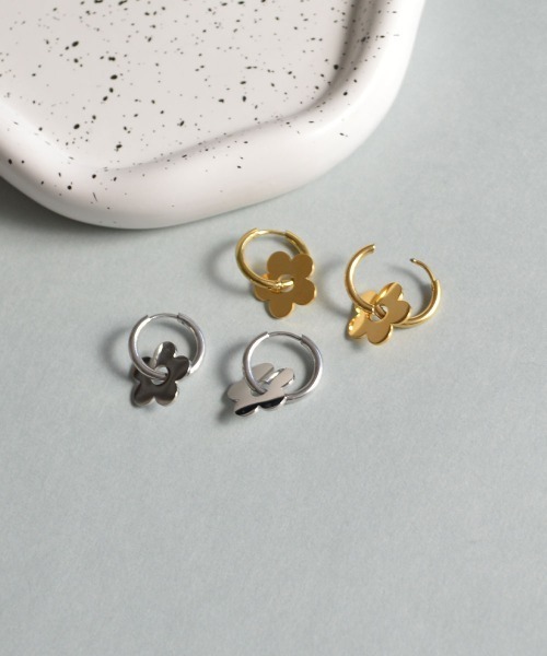 emouv by est（エモーヴバイエスト）の「emouv by est シンプルフラワーピアス（ピアス（両耳用）・レディース・シルバー/ゴールド・FREE）」の4枚目の写真
