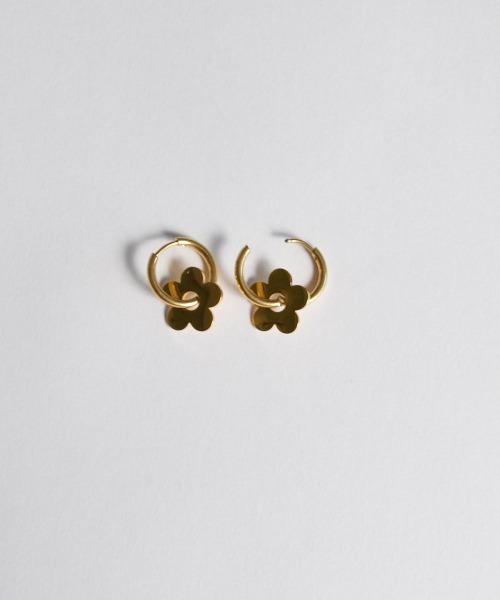 emouv by est（エモーヴバイエスト）の「emouv by est シンプルフラワーピアス（ピアス（両耳用）・レディース・シルバー/ゴールド・FREE）」の5枚目の写真