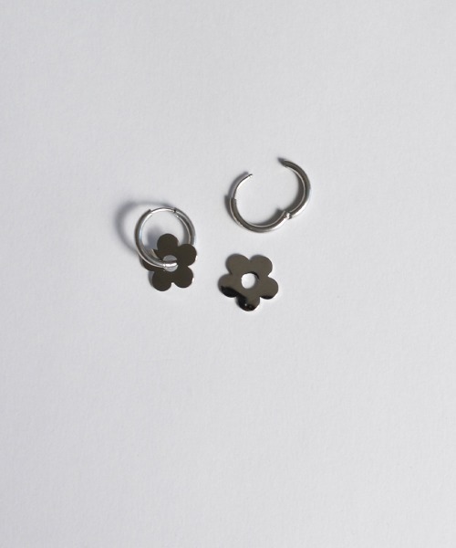 emouv by est（エモーヴバイエスト）の「emouv by est シンプルフラワーピアス（ピアス（両耳用）・レディース・シルバー/ゴールド・FREE）」の6枚目の写真