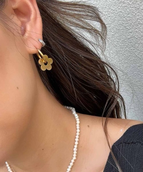 emouv by est（エモーヴバイエスト）の「emouv by est シンプルフラワーピアス（ピアス（両耳用）・レディース・シルバー/ゴールド・FREE）」の7枚目の写真