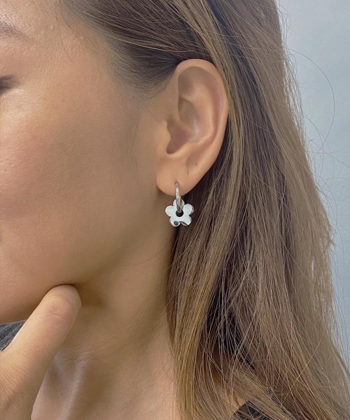 emouv by est（エモーヴバイエスト）の「emouv by est シンプルフラワーピアス（ピアス（両耳用）・レディース・シルバー/ゴールド・FREE）」の8枚目の写真