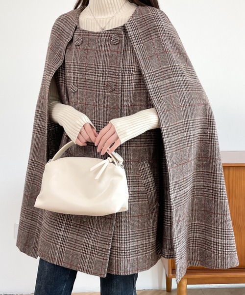 ABITOKYO（アビトーキョー）の「ダブルボタンケープフレアポンチョコート（ポンチョ・レディース・モカ/ベージュ/ブラック/ブラック系その他/ブラウン系その他・M/L）」の4枚目の写真