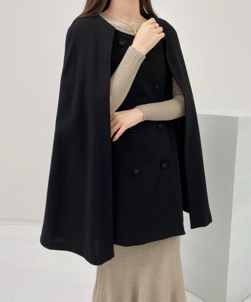 ABITOKYO（アビトーキョー）の「ダブルボタンケープフレアポンチョコート（ポンチョ・レディース・モカ/ベージュ/ブラック/ブラック系その他/ブラウン系その他・M/L）」の2枚目の写真