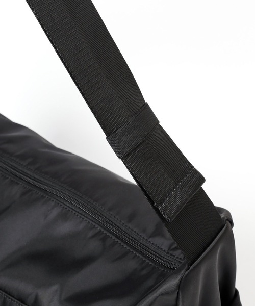 LEPSIM(レプシィム)の「10ポケットBIGショルダー 991678(ショルダーバッグ・レディース・グレー/ライム/ブラック・ONE SIZE)」の4枚目の写真