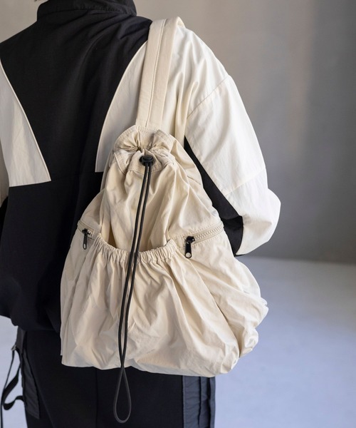 LEPSIM(レプシィム)の「ナイロンドロストワンショルダー 103812(ショルダーバッグ・レディース・アイボリー/ブラック/シルバー・ONE SIZE)」の2枚目の写真