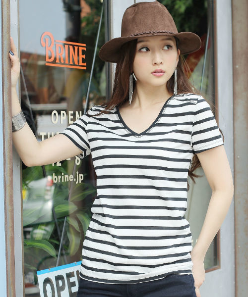 AZUL by moussy（アズールバイマウジー）の「TC天竺BCヨーク切替V/N半袖PO（Tシャツ/カットソー・レディース・カーキ系/ホワイト系その他/ブラック系その他/オフホワイト/ブラック/ネイビー/ブラックミックス・SMALL/LARGE/MEDIUM/X-SMALL/X-LARGE）」の2枚目の写真