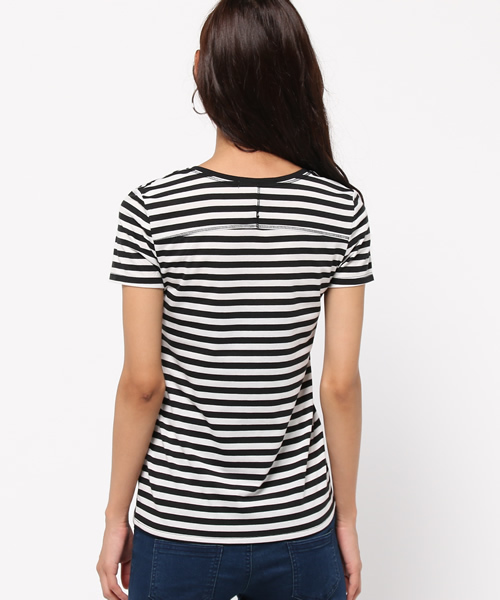 AZUL by moussy（アズールバイマウジー）の「TC天竺BCヨーク切替V/N半袖PO（Tシャツ/カットソー・レディース・カーキ系/ホワイト系その他/ブラック系その他/オフホワイト/ブラック/ネイビー/ブラックミックス・SMALL/LARGE/MEDIUM/X-SMALL/X-LARGE）」の10枚目の写真