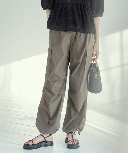 23区（ニジュウサンク）の「【SLOW/好評につき新色追加】ミリタリーストレッチタフタ  カーゴパンツ（カーゴパンツ・レディース・カーキ系/ベージュ系/アイボリー系/ブラック系・40/38/36）」の4枚目の写真