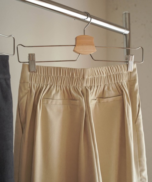 mimi toujours（ミミトゥジュール）の「センターシーム タック ワイド パンツ mimi toujours×itsPeachi（その他パンツ・レディース・ベージュ/スミクロ・M）」の10枚目の写真