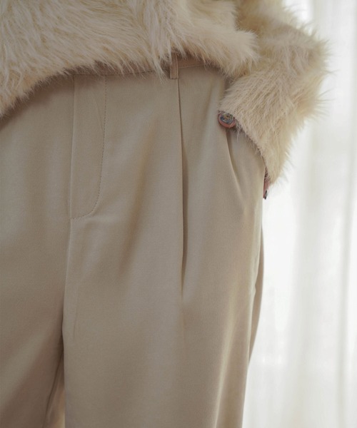 mimi toujours（ミミトゥジュール）の「センターシーム タック ワイド パンツ mimi toujours×itsPeachi（その他パンツ・レディース・ベージュ/スミクロ・M）」の5枚目の写真