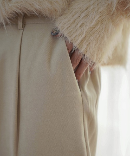 mimi toujours（ミミトゥジュール）の「センターシーム タック ワイド パンツ mimi toujours×itsPeachi（その他パンツ・レディース・ベージュ/スミクロ・M）」の6枚目の写真