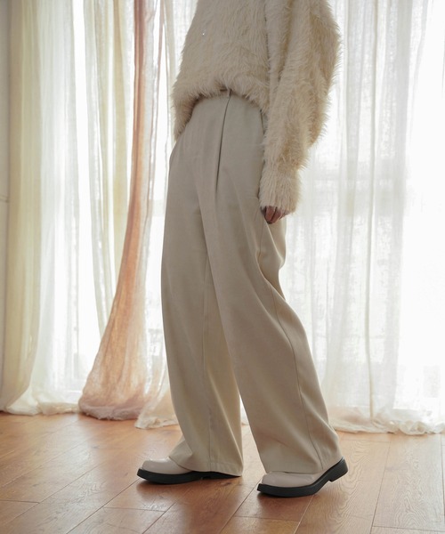 mimi toujours（ミミトゥジュール）の「センターシーム タック ワイド パンツ mimi toujours×itsPeachi（その他パンツ・レディース・ベージュ/スミクロ・M）」の7枚目の写真