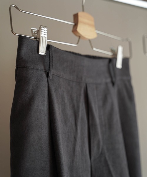mimi toujours（ミミトゥジュール）の「センターシーム タック ワイド パンツ mimi toujours×itsPeachi（その他パンツ・レディース・ベージュ/スミクロ・M）」の8枚目の写真