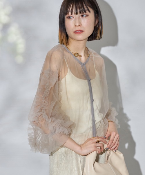 each（イーチ）の「【前後2WAY】袖フリルチュールブラウス（シャツ/ブラウス・レディース・グレイッシュベージュ/ブラック/アイボリー・FREE）」の3枚目の写真