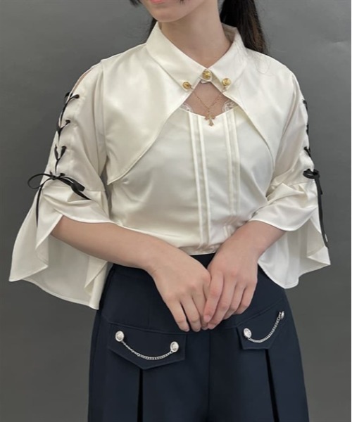 axes femme POETIQUE（アクシーズファムポエティック）の「クロスチャーム付フレア袖ブラウス（シャツ/ブラウス・レディース・キナリ/ブラック/ブルーグリーン・M）」の2枚目の写真