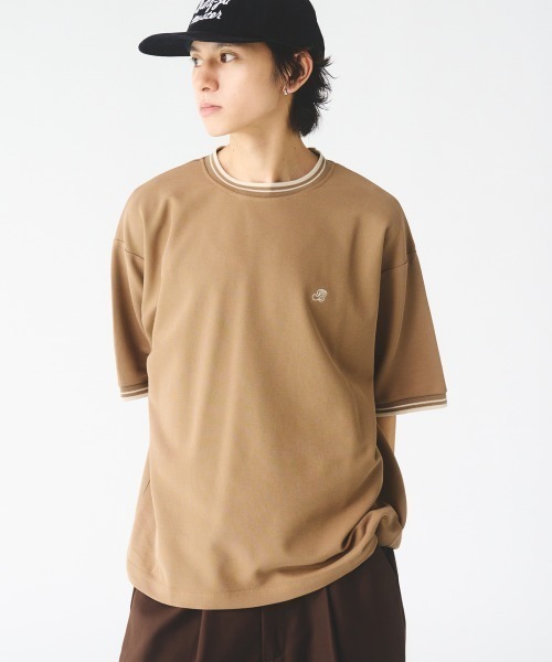 Adoon plain(アドーンプレーン)の「鹿の子ワンポイント刺繍Tシャツ(Tシャツ/カットソー・メンズ・ベージュ/ブラック・MEDIUM/LARGE)」の1枚目の写真