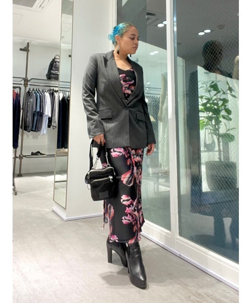 ALLSAINTS(オールセインツ)の「AVERIE PINSTRIPED RELAXED FIT BLAZER | AVERIE ピンストライプ リラックス フィット ブレザー(テーラードジャケット・レディース・グレー・8/4/6/10/12)」の2枚目の写真