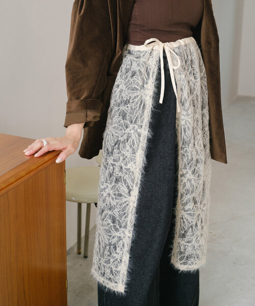 Kastane（カスタネ）の「*フェザーフラワーラップスカート（ベルト・レディース・アイボリー/ブラック・FREE）」の2枚目の写真