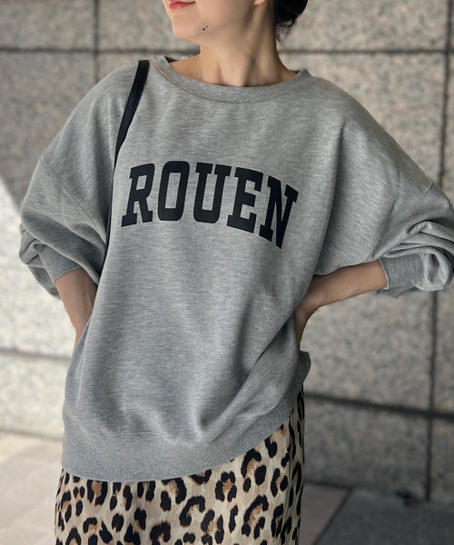 Rouge vif(ルージュヴィフ)の「【一部店舗限定】ドロップショルダーロゴスウエット(スウェット・レディース・オフホワイト/グレー・フリー)」の2枚目の写真