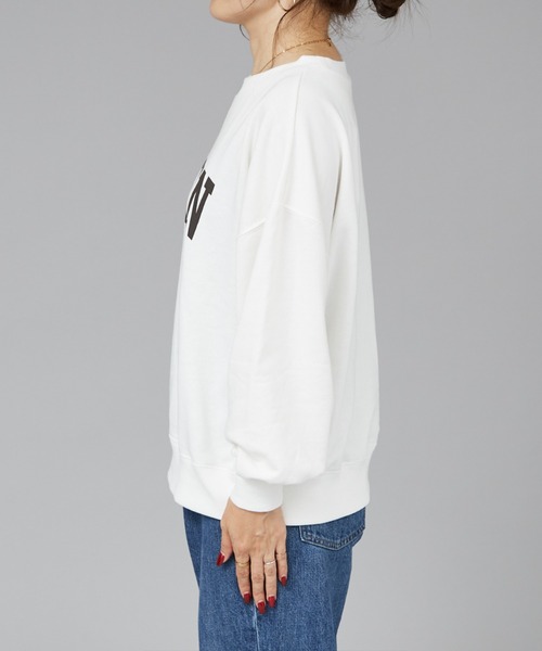 Rouge vif(ルージュヴィフ)の「【一部店舗限定】ドロップショルダーロゴスウエット(スウェット・レディース・オフホワイト/グレー・フリー)」の11枚目の写真