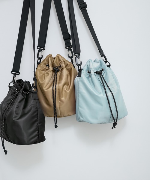 le cercle ADAM ET ROPE'（ルセルクルアダムエロペ）の「【2WAY】中綿巾着型ショルダー/アンベロサック ［ユニセックスで使える/軽量］（ショルダーバッグ・レディース・ブラック/サックスブルー/ベージュ系その他・FREE）」の4枚目の写真
