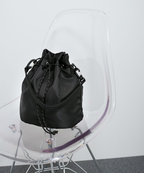 le cercle ADAM ET ROPE'（ルセルクルアダムエロペ）の「【2WAY】中綿巾着型ショルダー/アンベロサック ［ユニセックスで使える/軽量］（ショルダーバッグ・レディース・ブラック/サックスブルー/ベージュ系その他・FREE）」の5枚目の写真