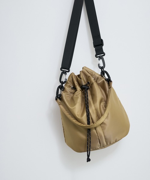le cercle ADAM ET ROPE'（ルセルクルアダムエロペ）の「【2WAY】中綿巾着型ショルダー/アンベロサック ［ユニセックスで使える/軽量］（ショルダーバッグ・レディース・ブラック/サックスブルー/ベージュ系その他・FREE）」の6枚目の写真