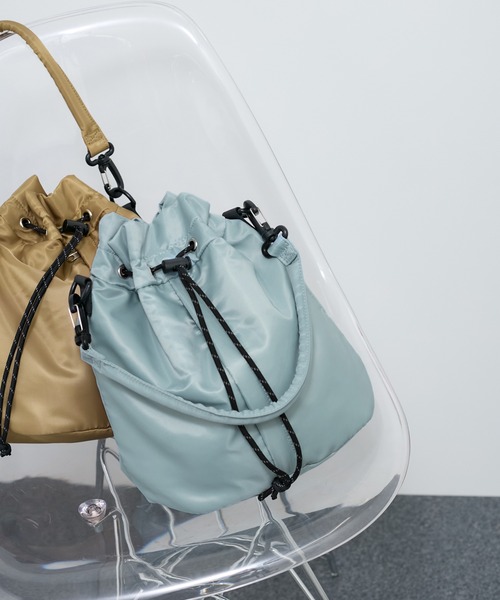 le cercle ADAM ET ROPE'（ルセルクルアダムエロペ）の「【2WAY】中綿巾着型ショルダー/アンベロサック ［ユニセックスで使える/軽量］（ショルダーバッグ・レディース・ブラック/サックスブルー/ベージュ系その他・FREE）」の7枚目の写真
