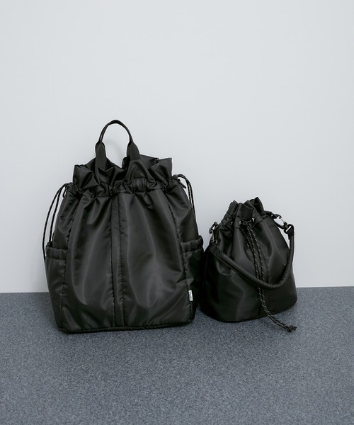 le cercle ADAM ET ROPE'（ルセルクルアダムエロペ）の「【2WAY】中綿巾着型ショルダー/アンベロサック ［ユニセックスで使える/軽量］（ショルダーバッグ・レディース・ブラック/サックスブルー/ベージュ系その他・FREE）」の8枚目の写真