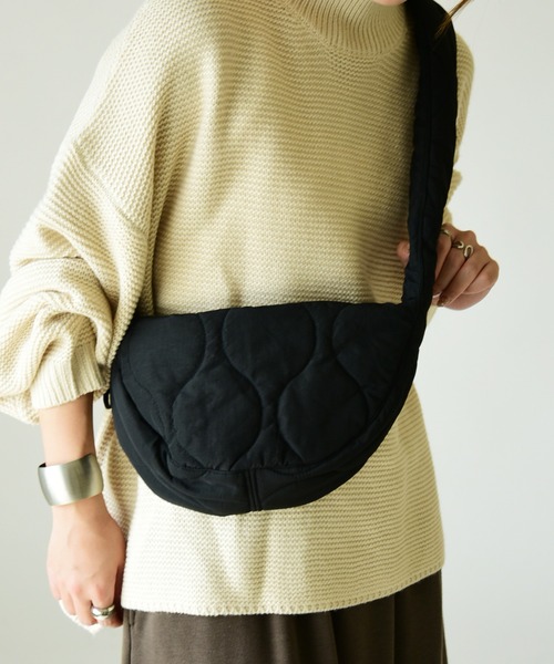 and it_（アンドイット）の「キルティングラウンドショルダーバッグ（ショルダーバッグ・レディース・ナチュラル/ブラック/キャメル・FREE）」の2枚目の写真